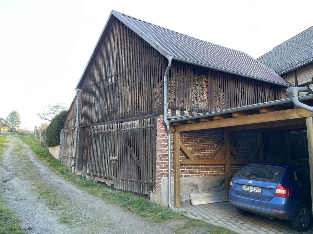 Bild Scheune mit Carport